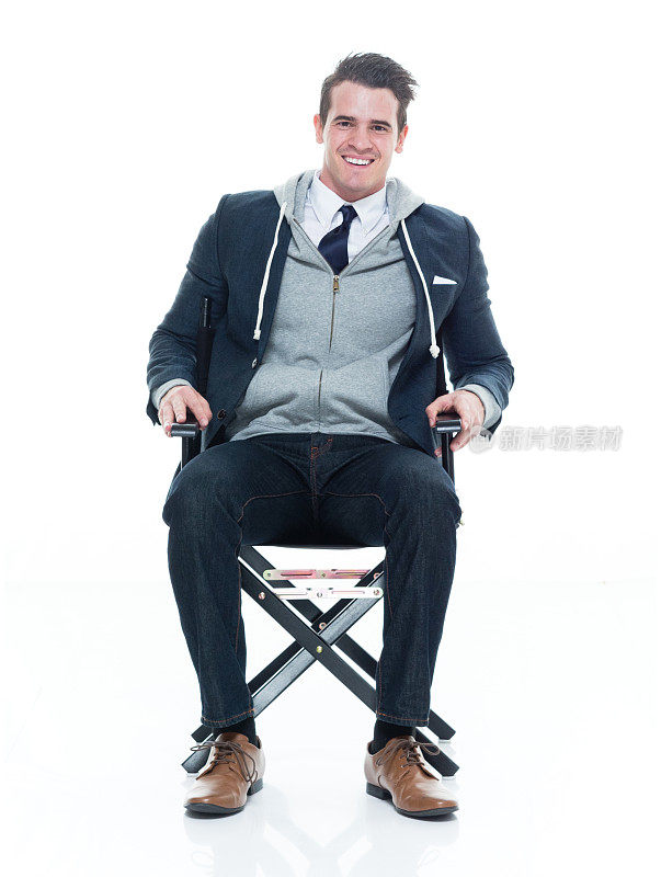 一人独/一人/全身/正面20-29岁的成年人英俊的人白人男性/年轻人商人/商人坐在办公室谁是微笑/快乐/愉快/主任的椅子